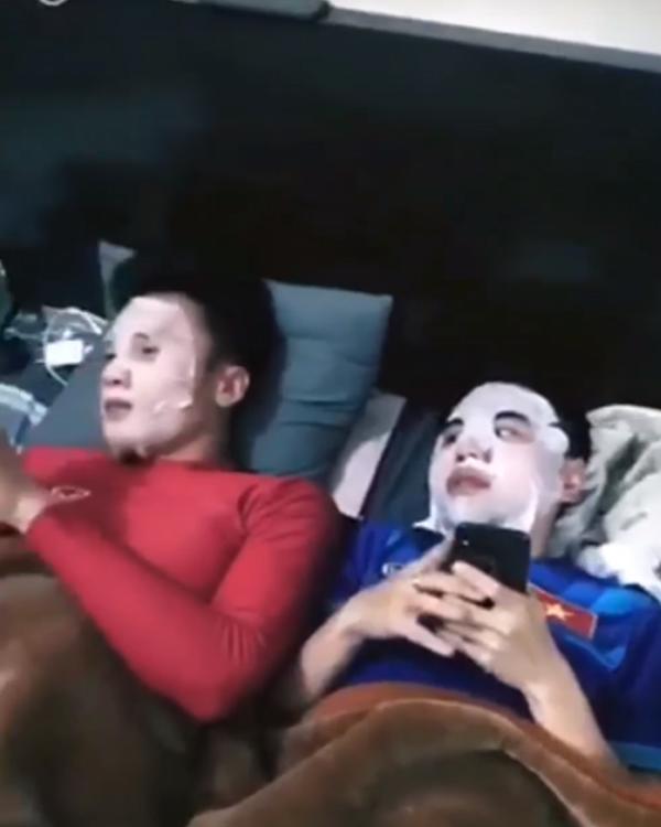 Bùi Tiến Dũng và tuyển U23 đồng loạt nhập hội cuồng mặt nạ của Hồng Duy Pinky?